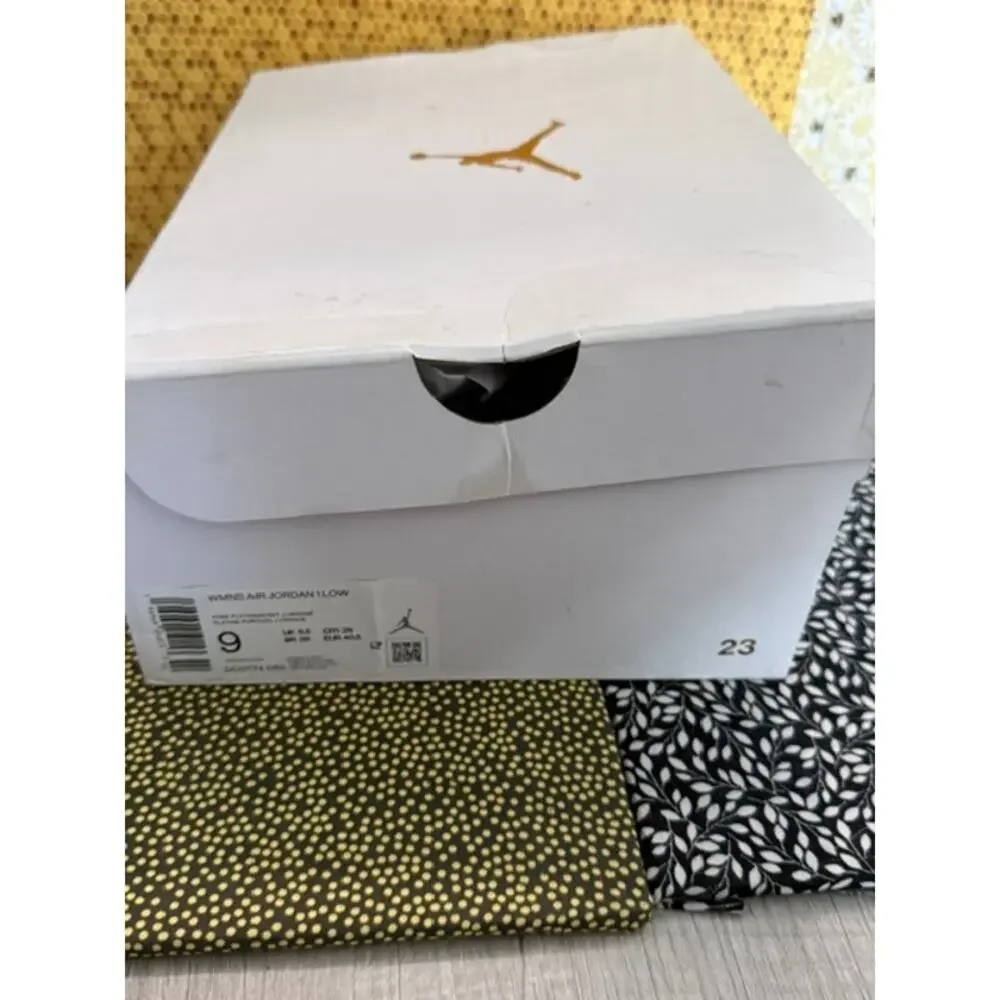JORDAN SNEAKERS WITH BOX ( WHITE AND CORAL SIZE 9 )